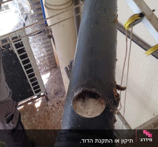 צינור שמש עם חור גדול בתהליך תיקון